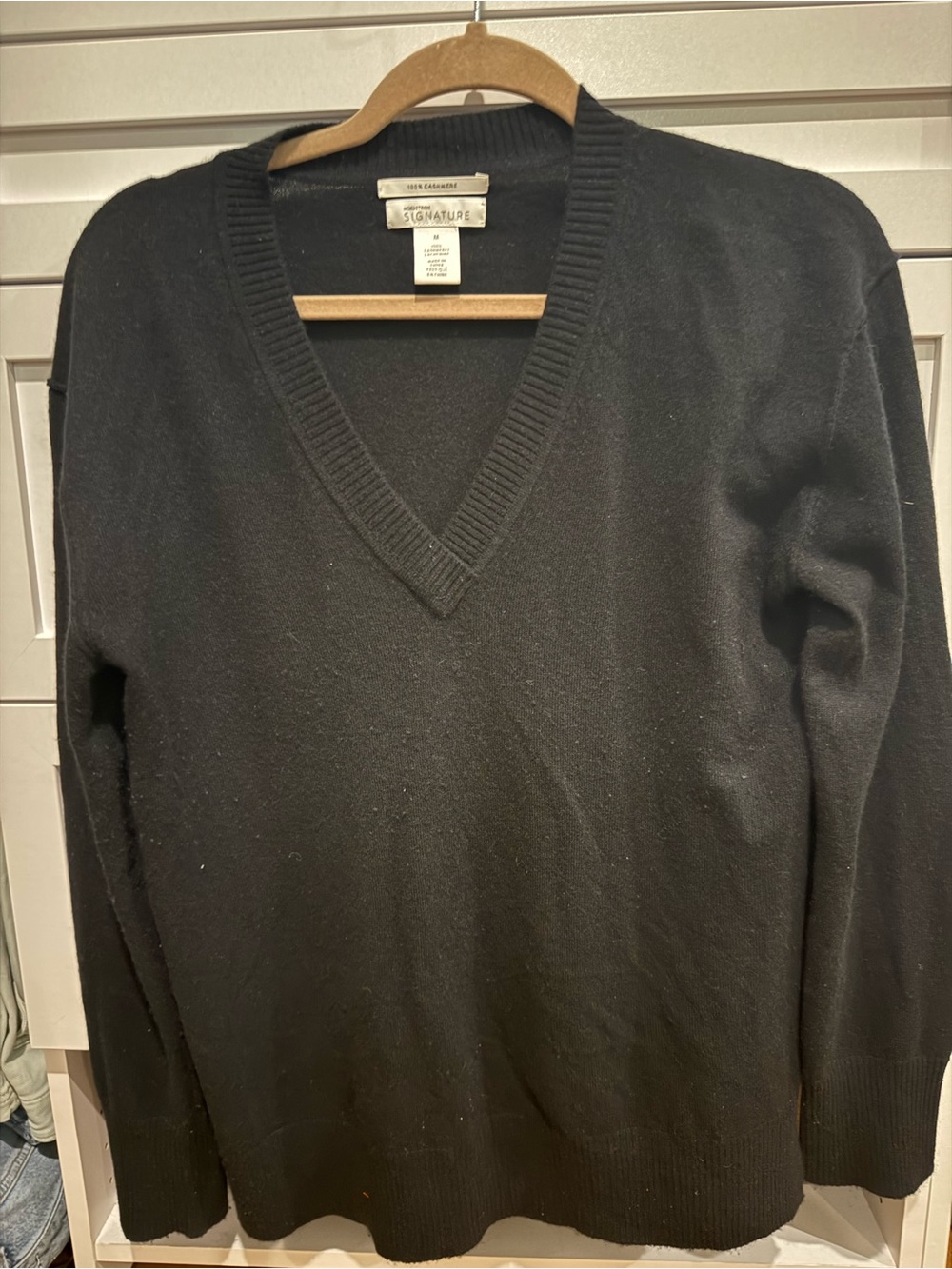 Nordstrom Signature Women's Black V-Neck Cashmere Sweater